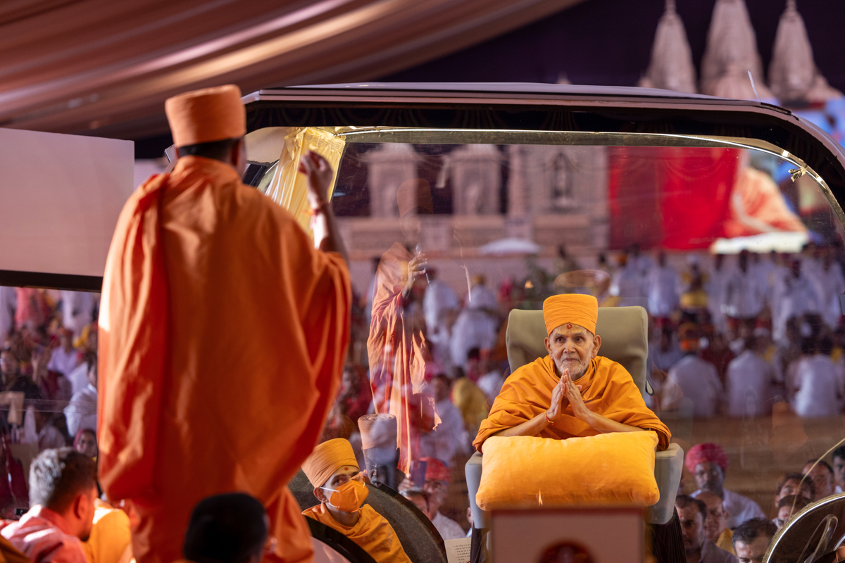 Swamishri listens to Yogiprem Swami