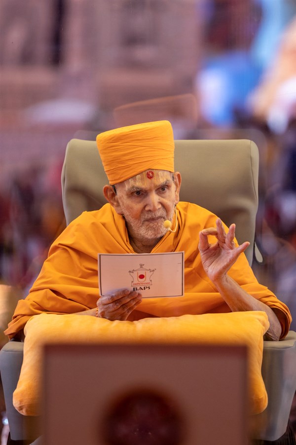 Swamishri blesses the assembly