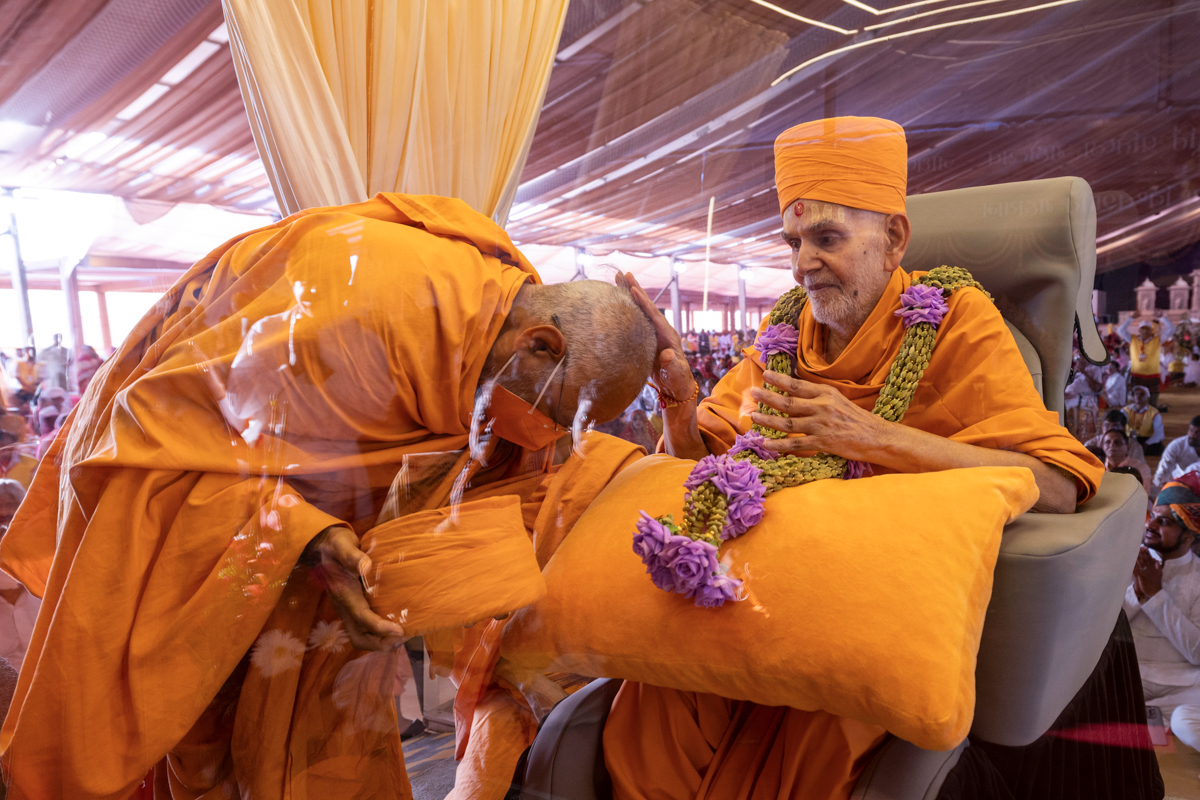 Swamishri blesses Shrutiprakash Swami
