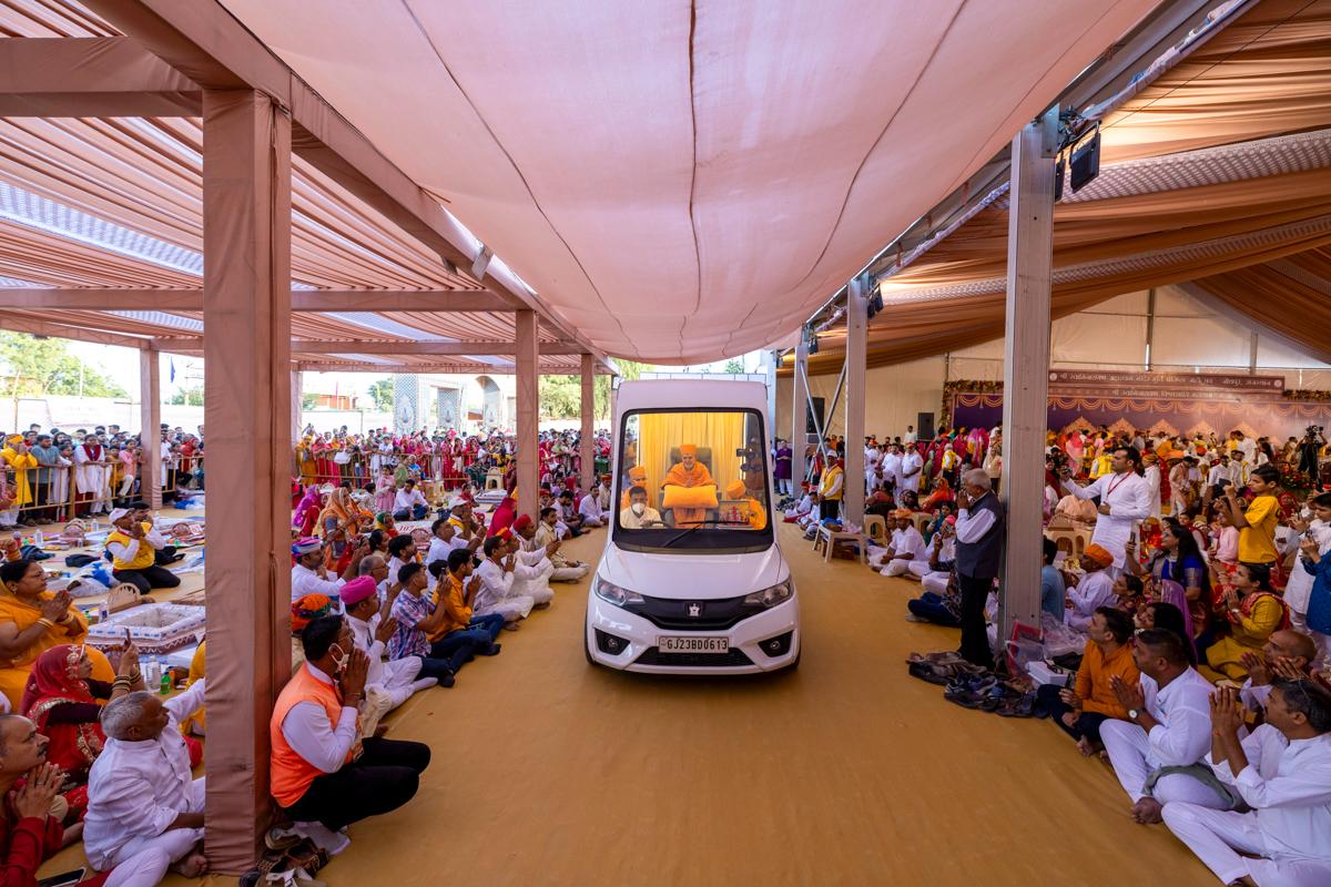 Devotees and well-wishers doing darshan of Swamishri