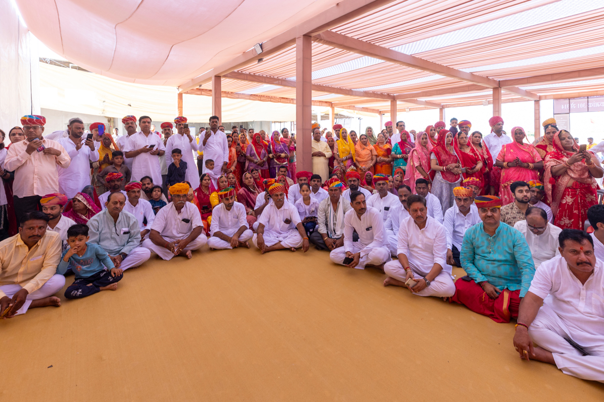 Devotees and well-wishers doing darshan of Swamishri