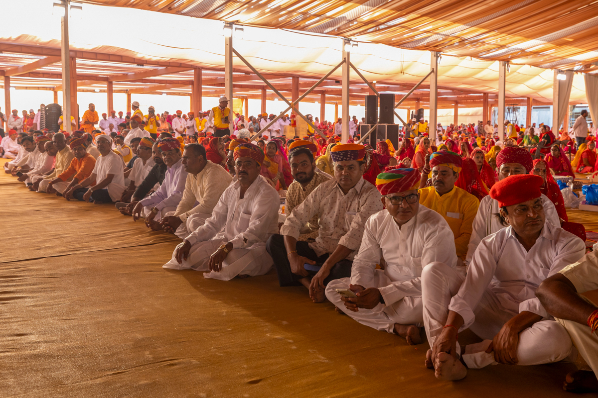 Devotees and well-wishers doing darshan of Swamishri