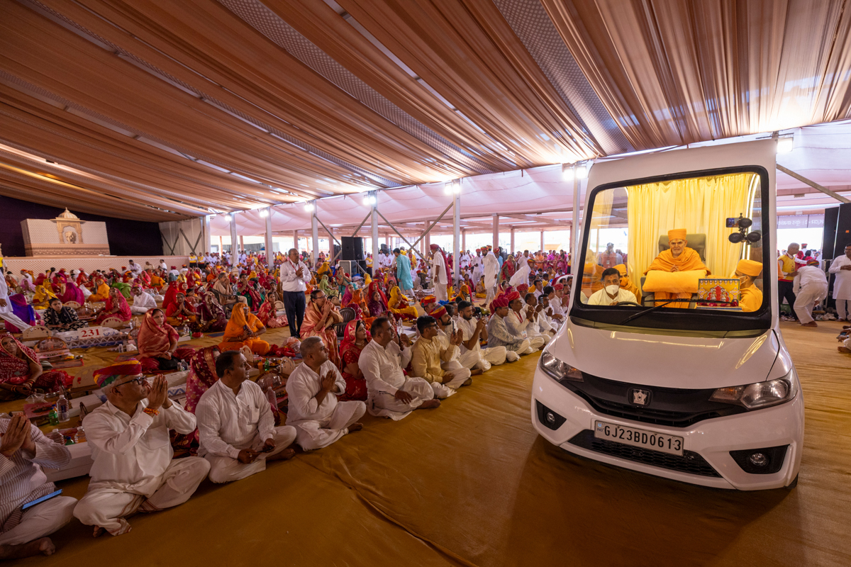 Devotees and well-wishers doing darshan of Swamishri