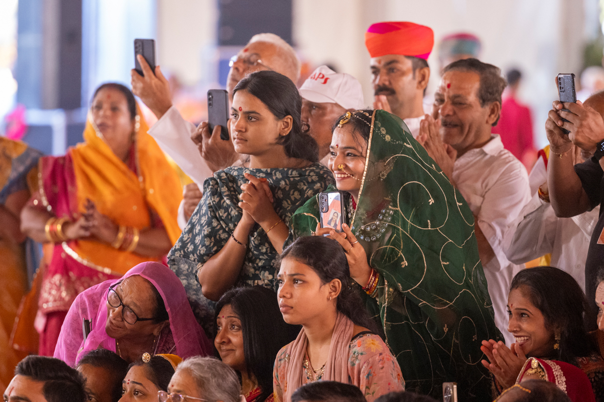 Devotees and well-wishers doing darshan of Swamishri