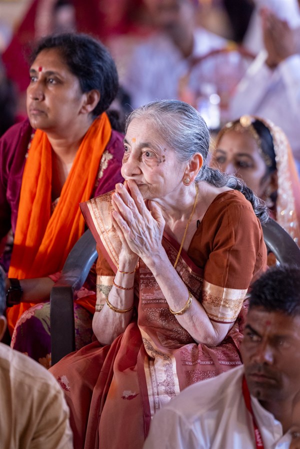Devotees and well-wishers doing darshan of Swamishri