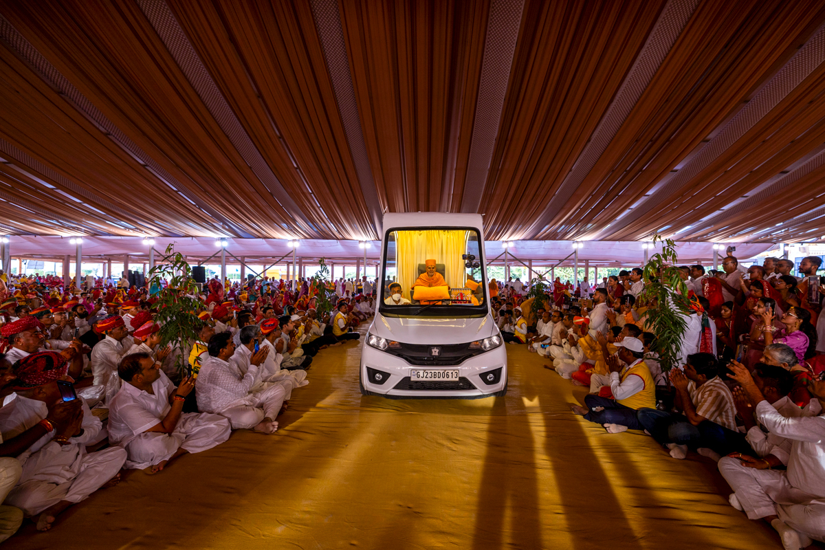 Swamishri greets all with folded hands