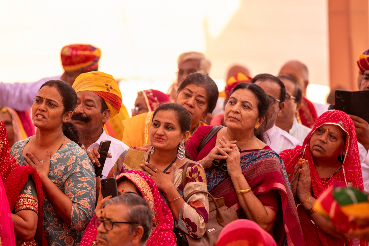 Devotees and well-wishers doing darshan of Swamishri