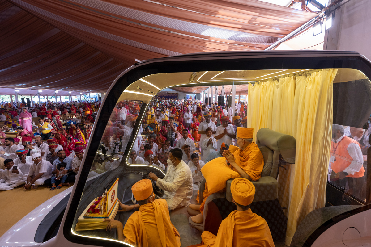 Swamishri greets all with folded hands