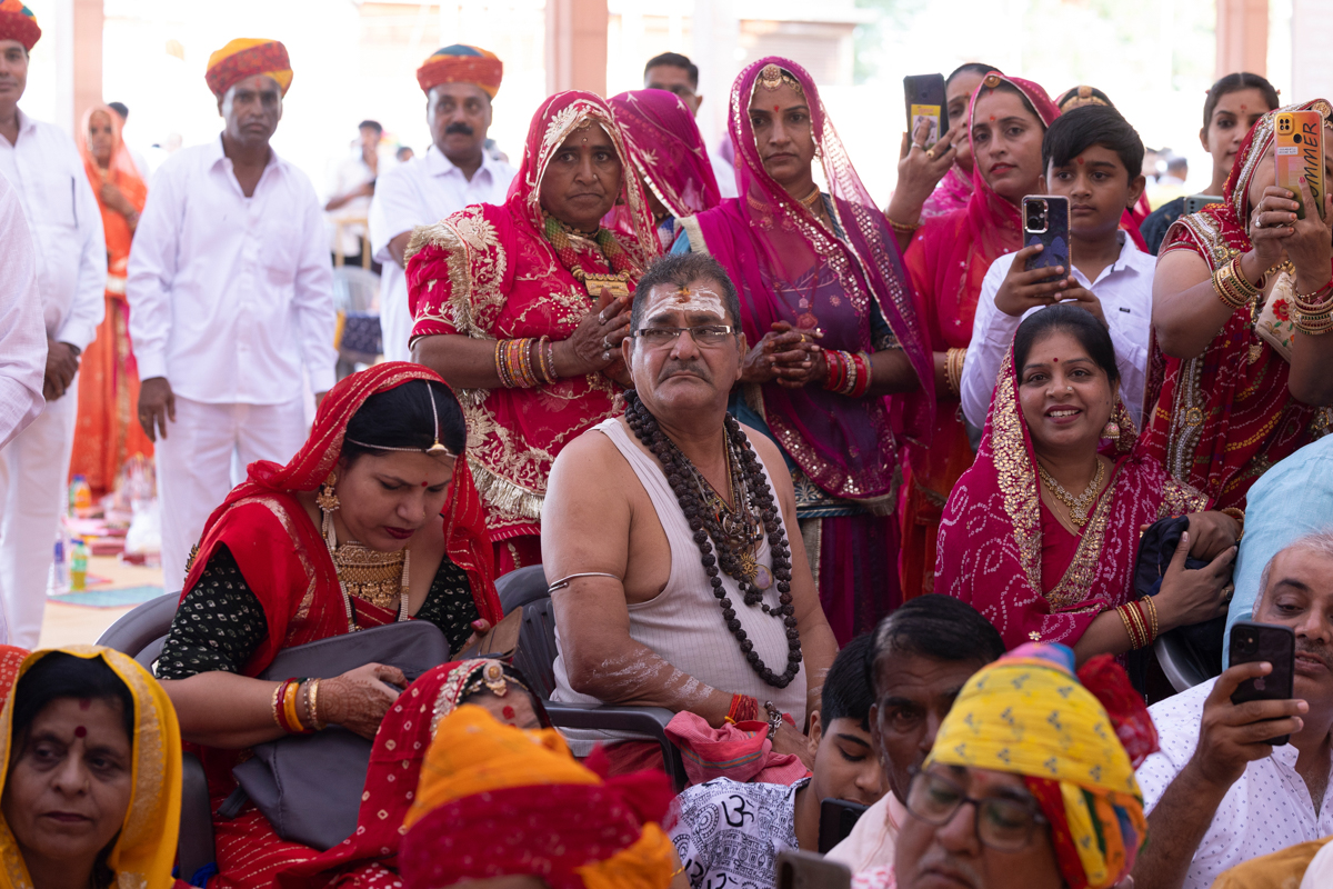Devotees and well-wishers doing darshan of Swamishri