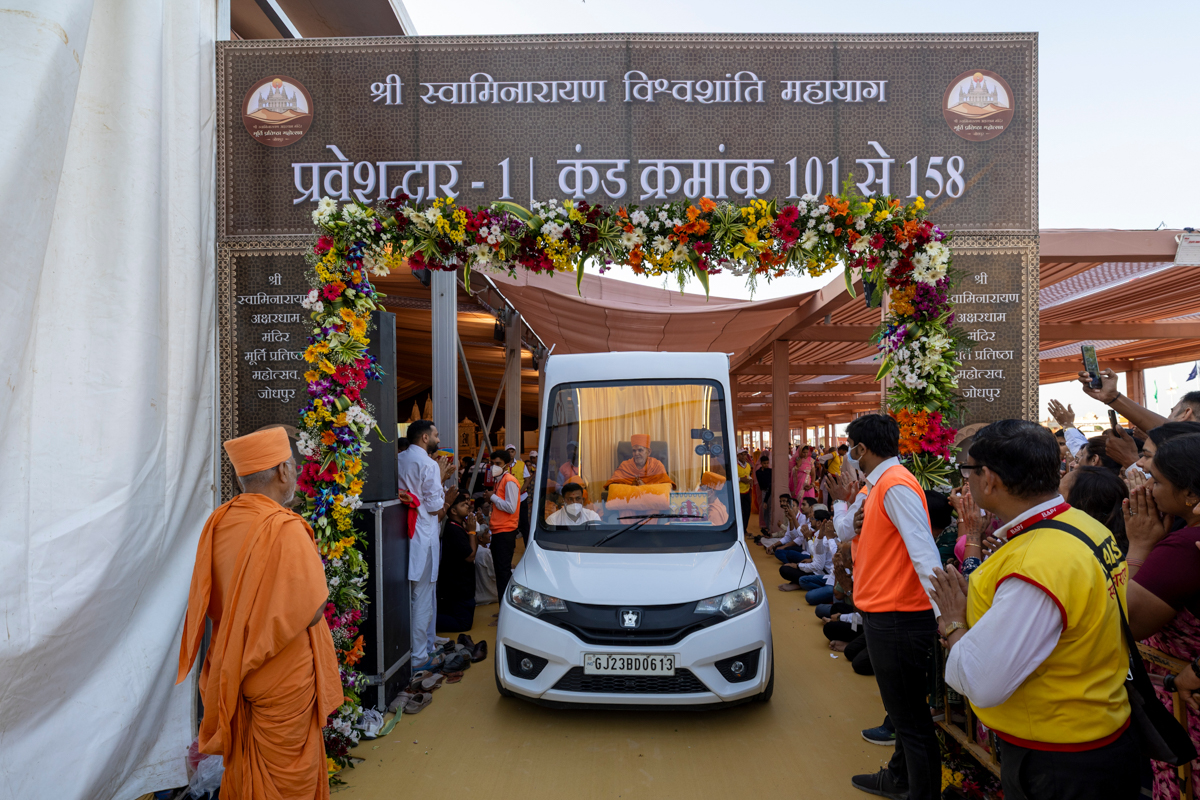 Swamishri greets all with folded hands
