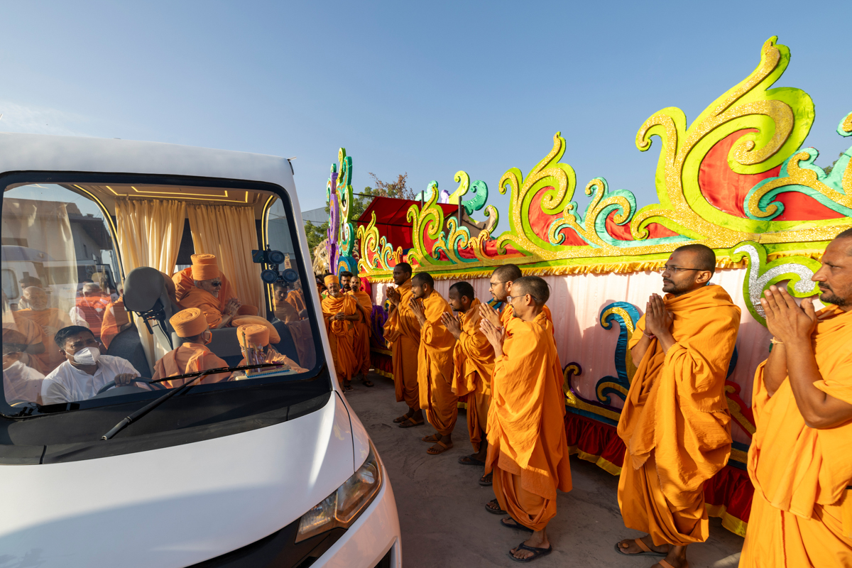 Swamis doing darshan of Swamishri