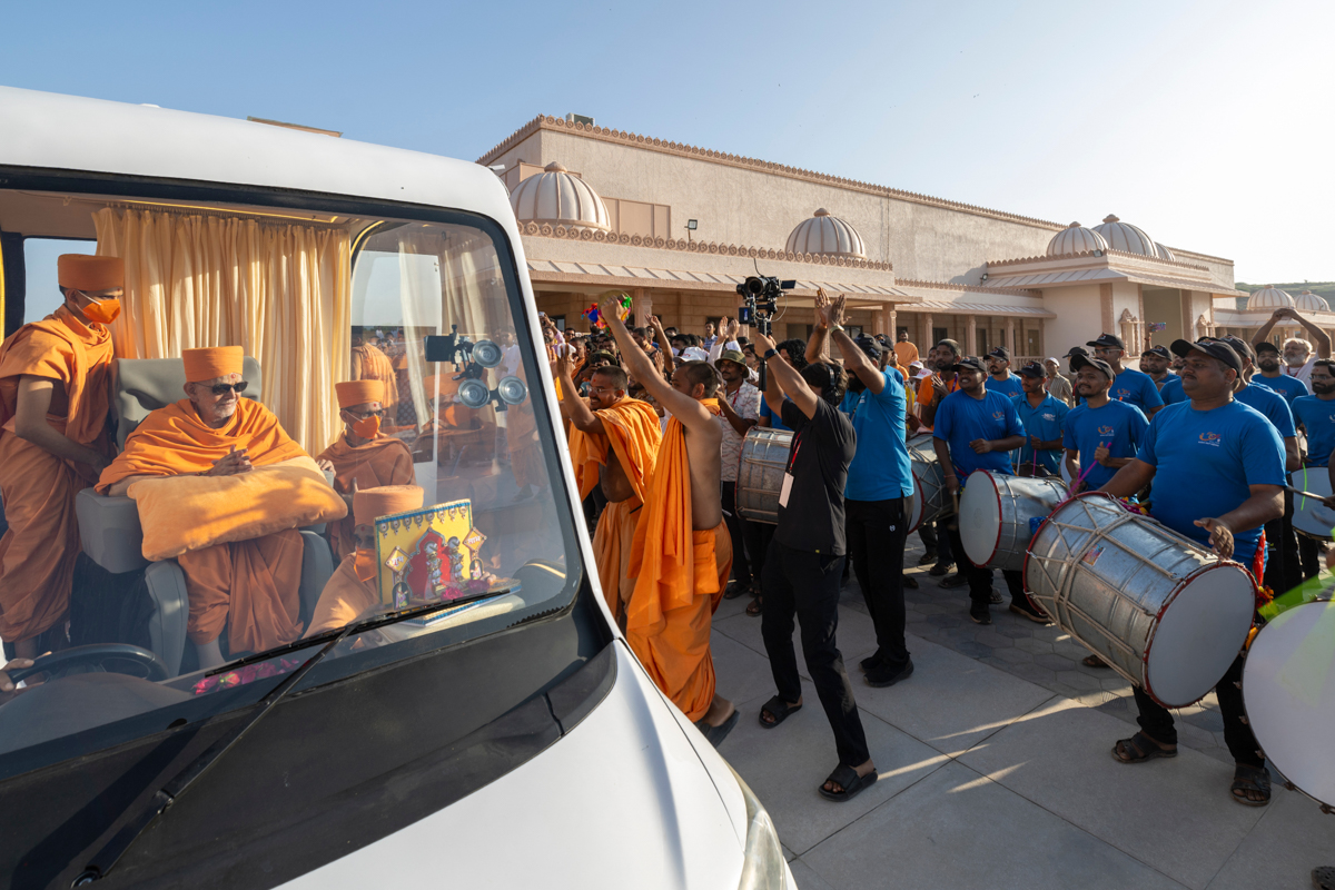 Swamishri greets all with folded hands
