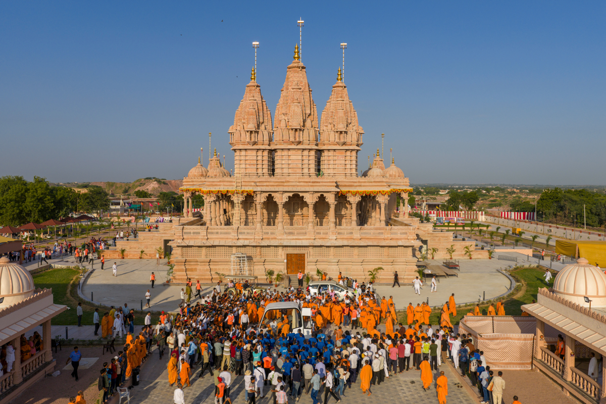Swamis and devotees doing darshan of Swamishri