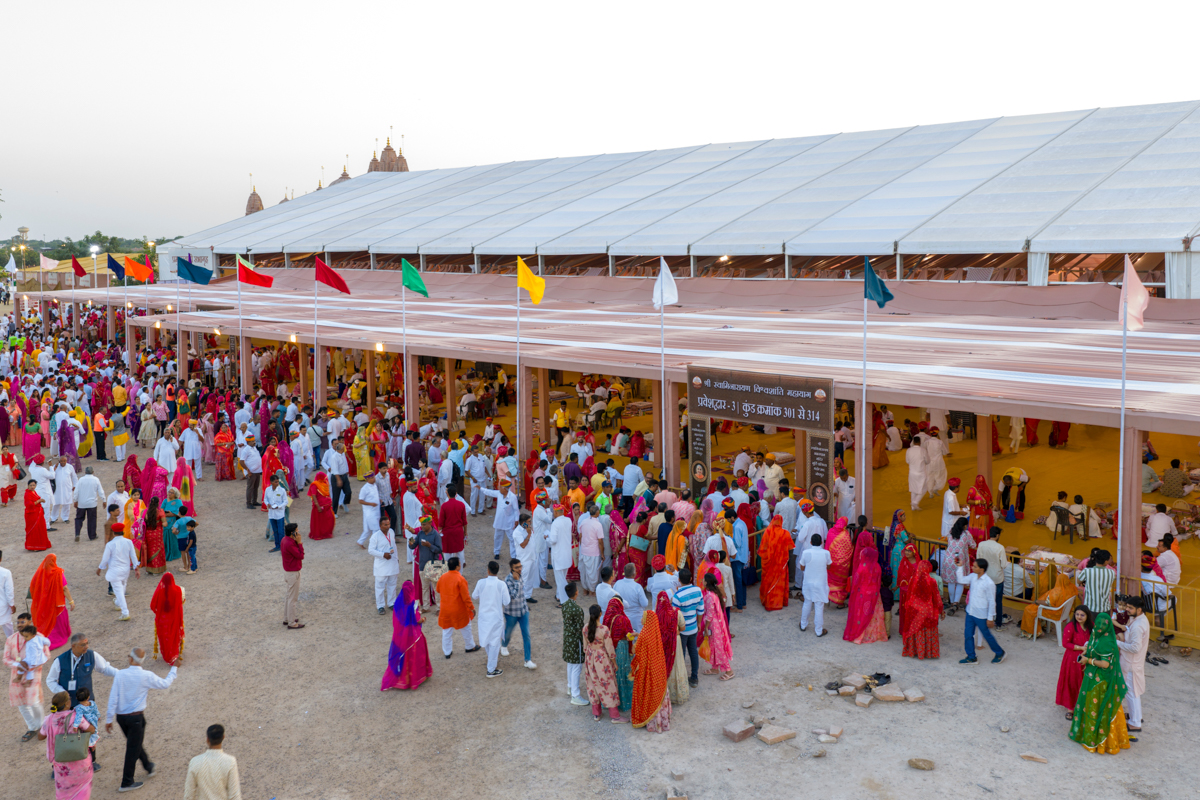Devotees and well-wishers in the yagna mandap 