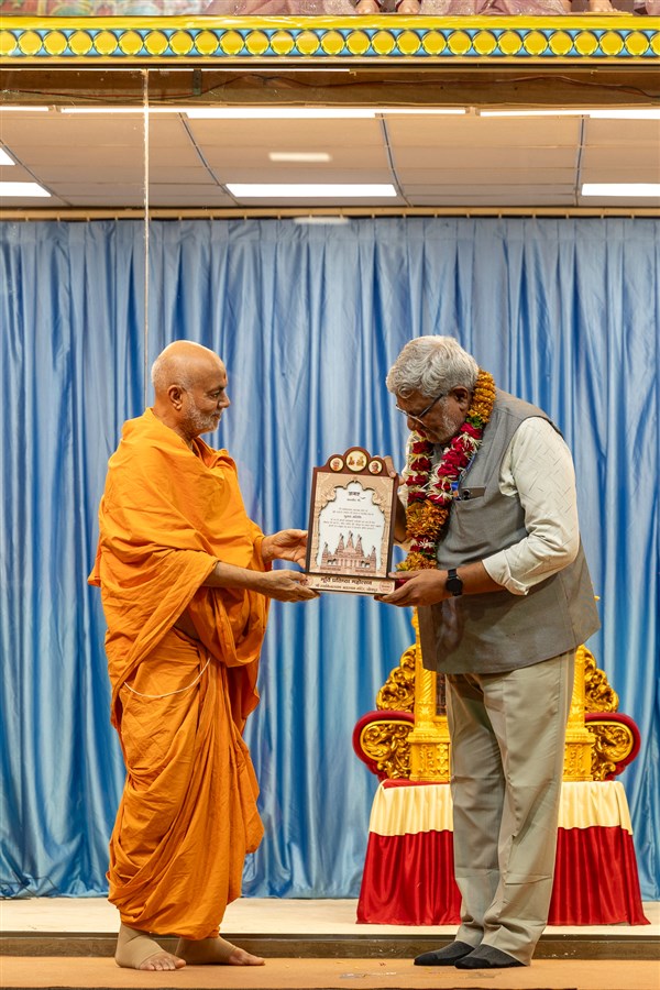 Pujya Viveksagar Swami presents a memento to a dignitary