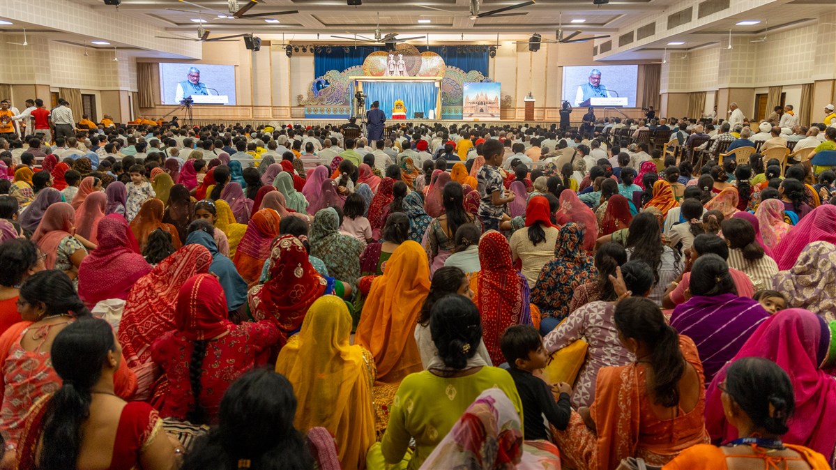 Devotees and well-wishers during the assembly