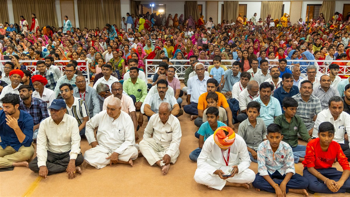 Devotees and well-wishers during the assembly