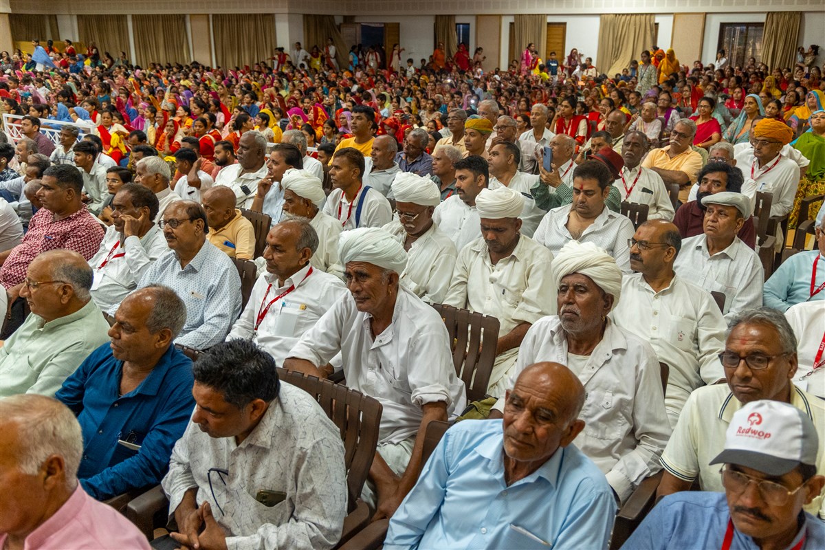 Devotees and well-wishers during the assembly