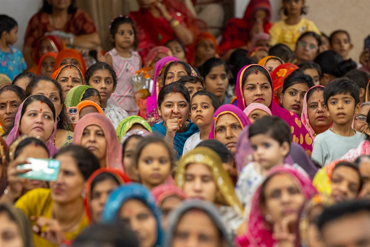 Devotees and well-wishers during the assembly