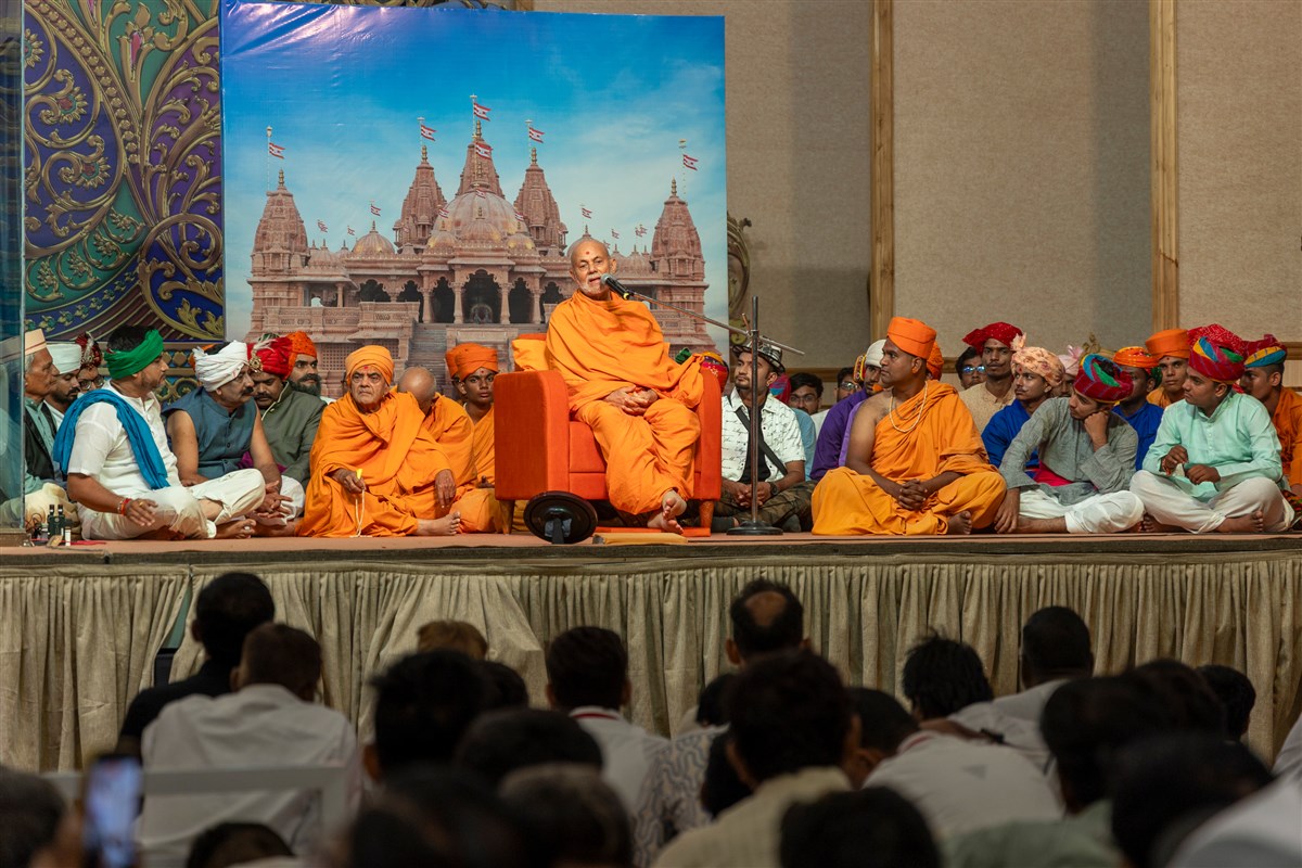 Pujya Viveksagar Swami addresses the assembly