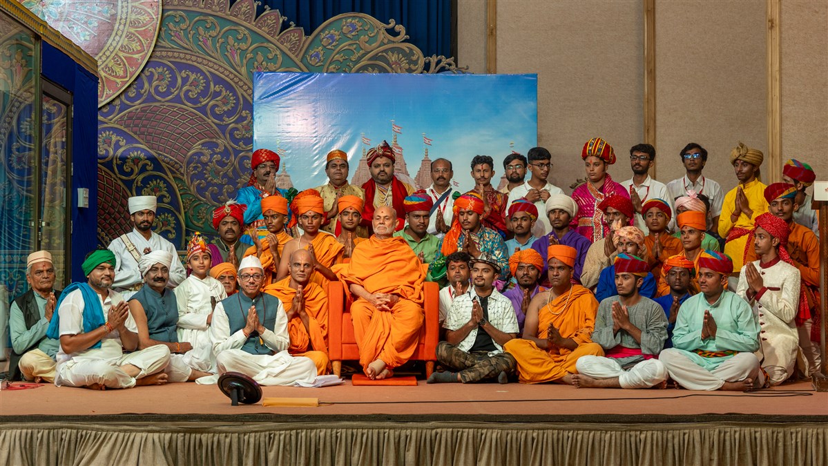 Youths and devotees with Pujya Viveksagar Swami