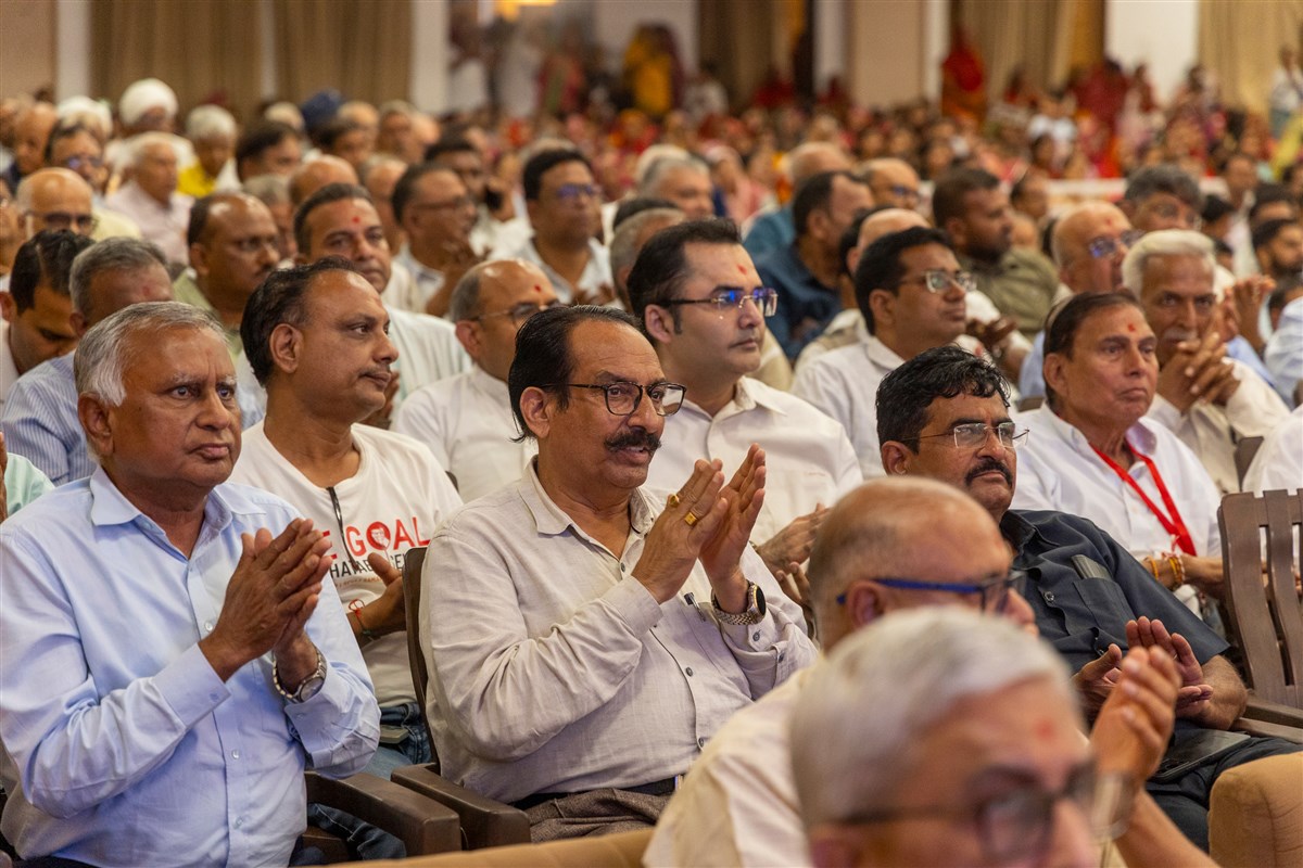 Devotees during the assembly
