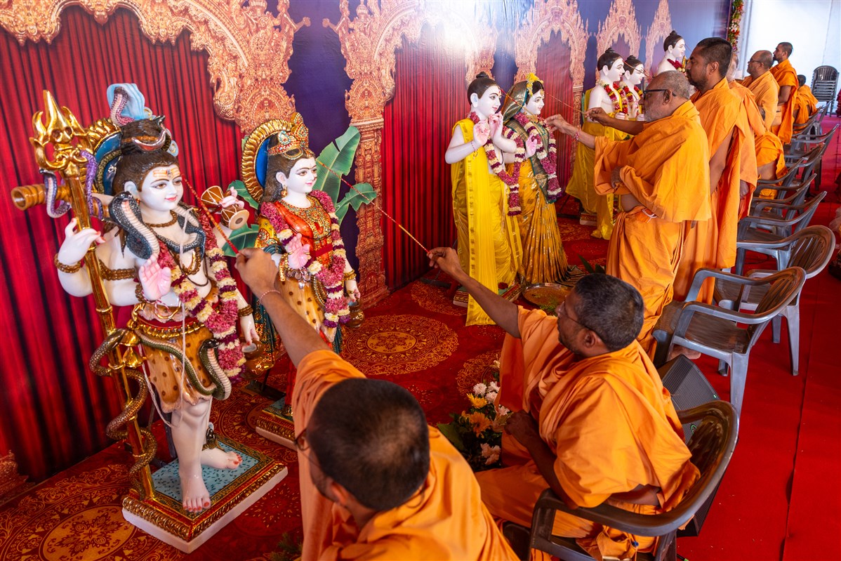 Swamis perform the nyas vidhi