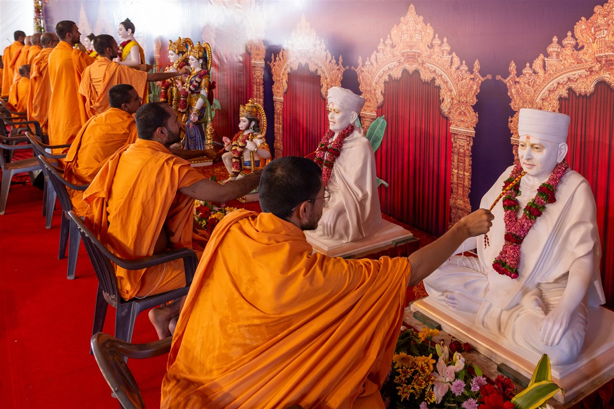 Swamis perform the nyas vidhi