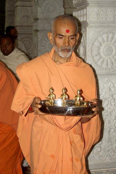 Abhishek performed on murtis of Shri Harikrishna Maharaj (Lalji)