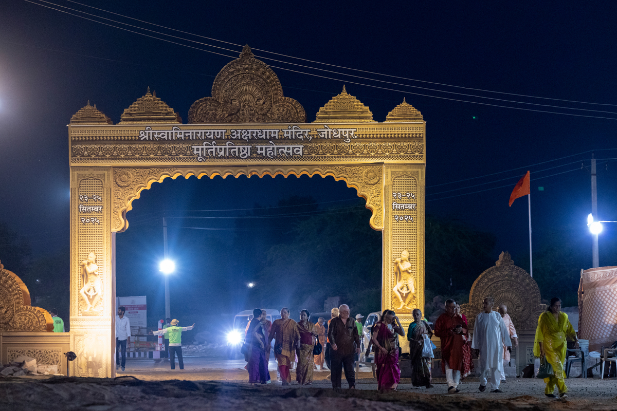 Devotees and well-wishers arrive for the Shri Swaminarayan Vishwashanti Mahayaag