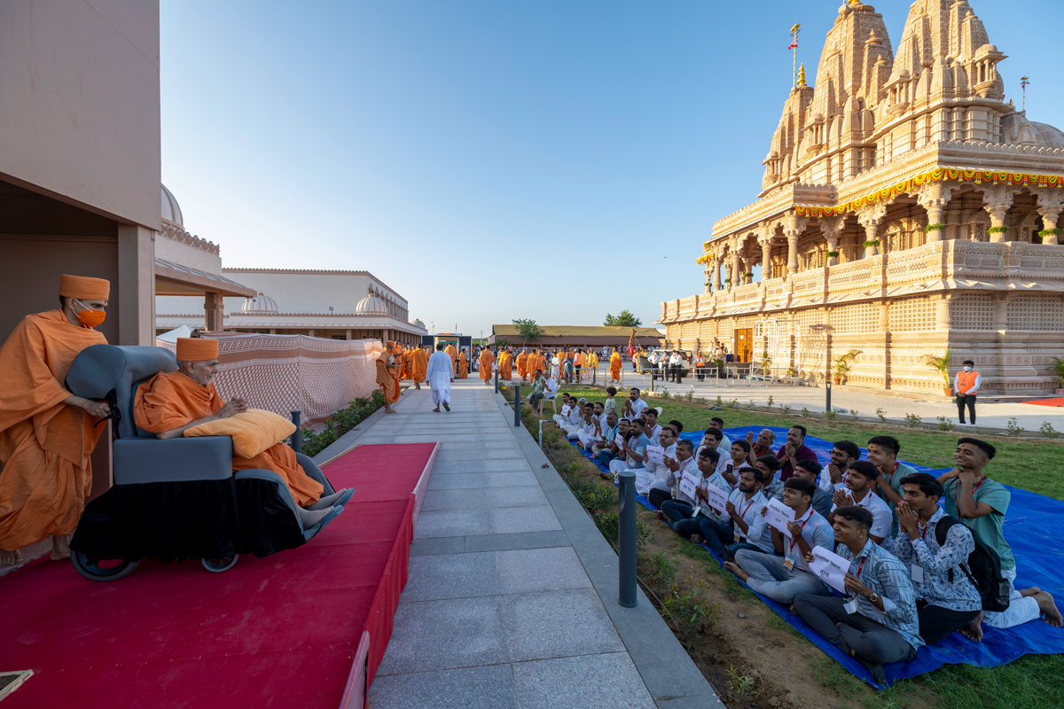 Devotees doing darshan of Swamishri