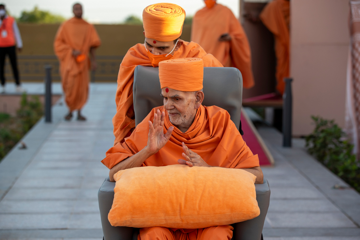 Swamishri blesses all