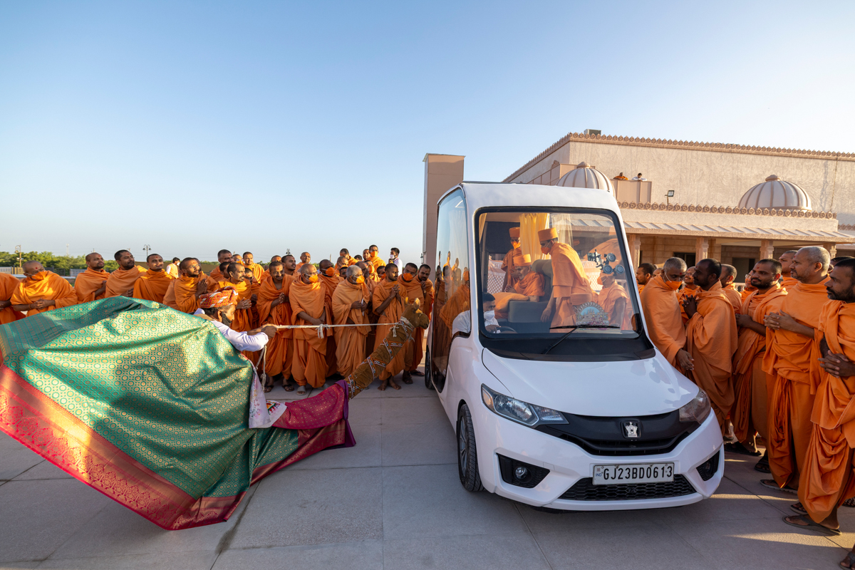 Swamishri on his way to the Shri Swaminarayan Vishwashanti Mahayaag