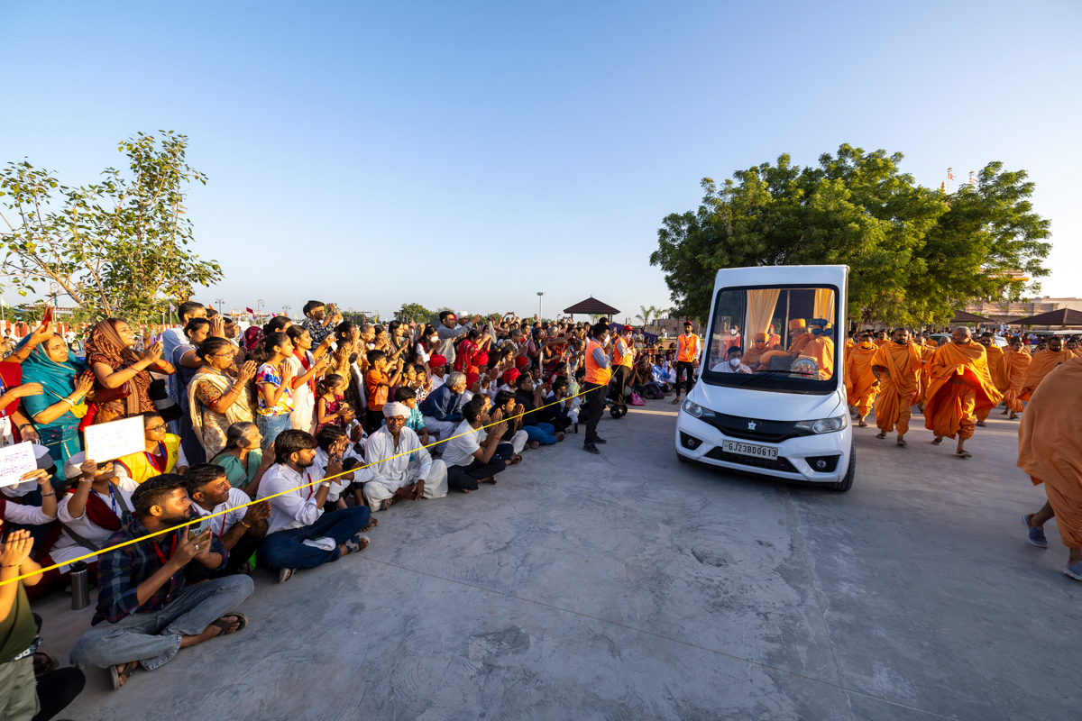 Devotees and well-wishers doing darshan of Swamishri