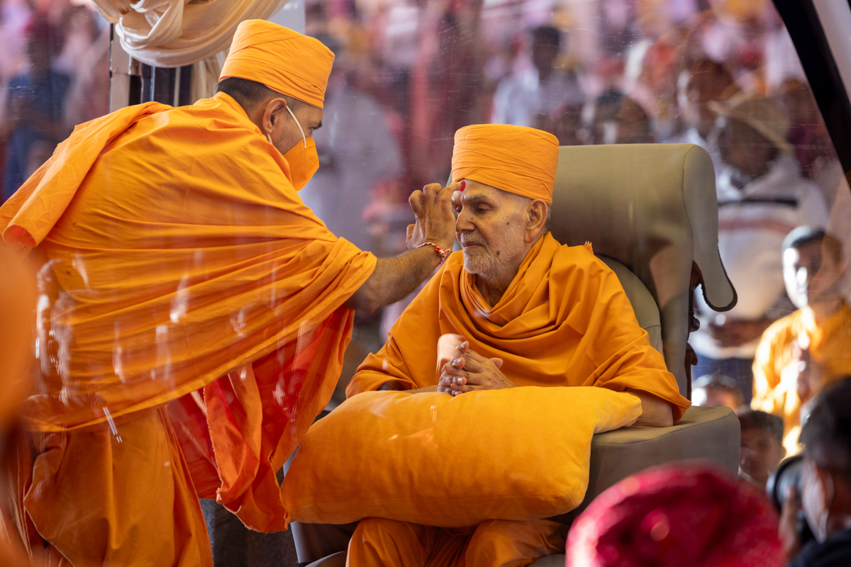Yogiprem Swami performs pujan of Swamishri