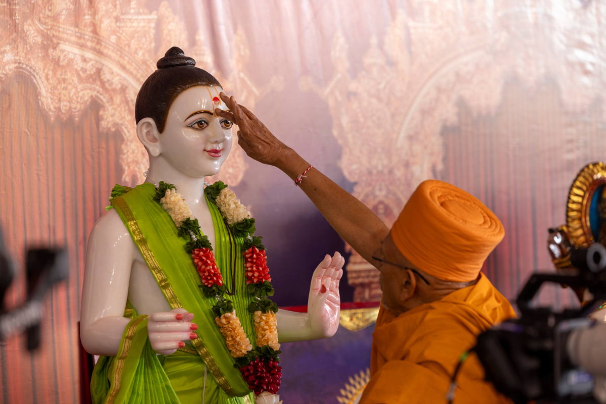 Pujya Tygvallabh Swami performs pujan of the murtis