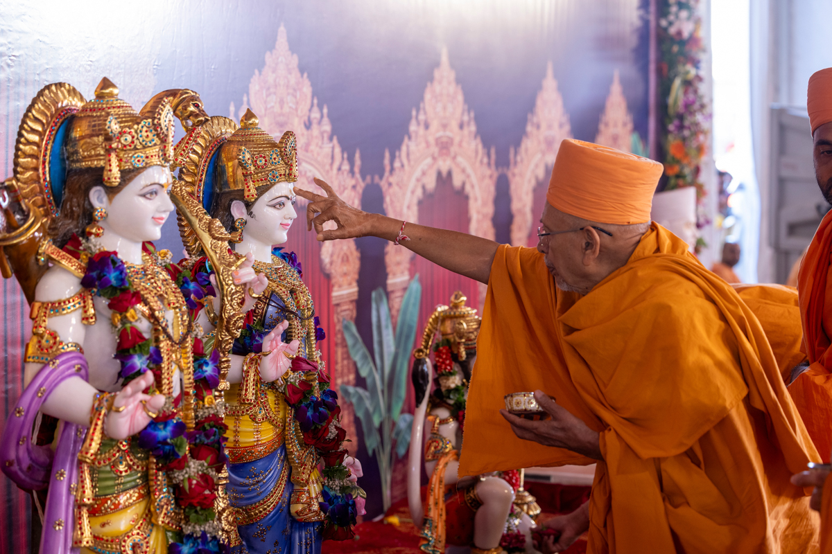 Pujya Tygvallabh Swami performs pujan of the murtis