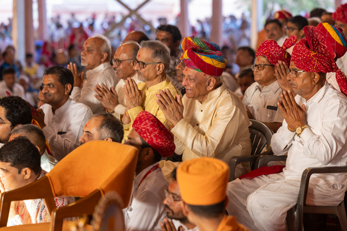 Devotees and well-wishers doing darshan of Swamishri