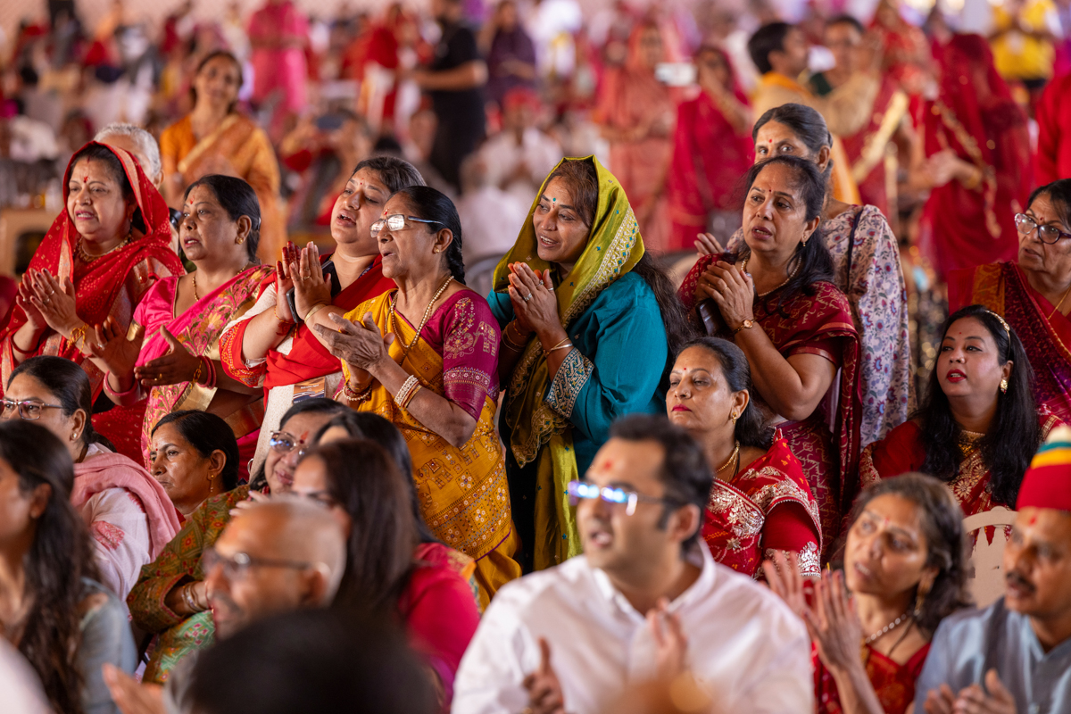 Devotees and well-wishers doing darshan of Swamishri