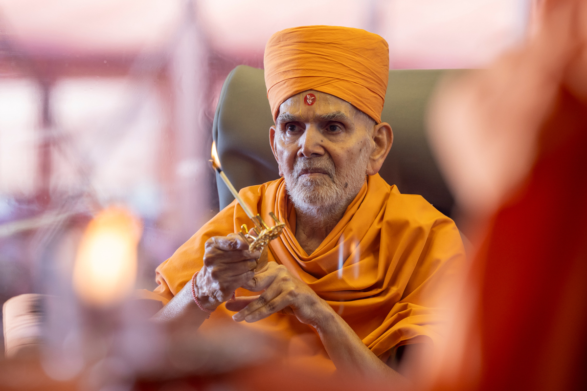 Swamishri performs the yagna arti