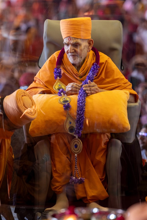 A swami honors Swamishri with a garland