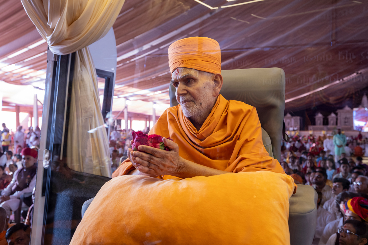 Swamishri offers mantra-pushpanjali