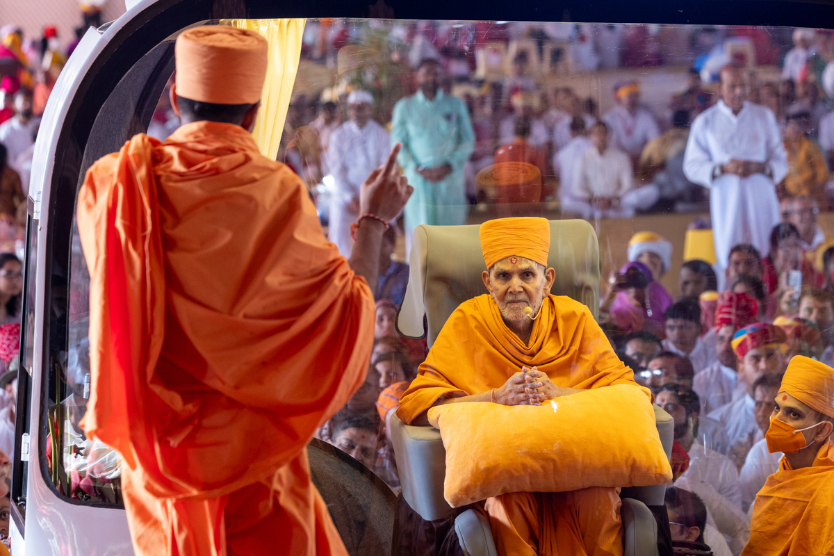Swamishri listens to Yogiprem Swami