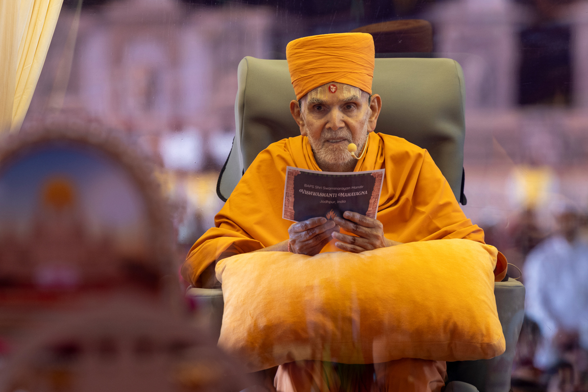 Swamishri blesses the assembly