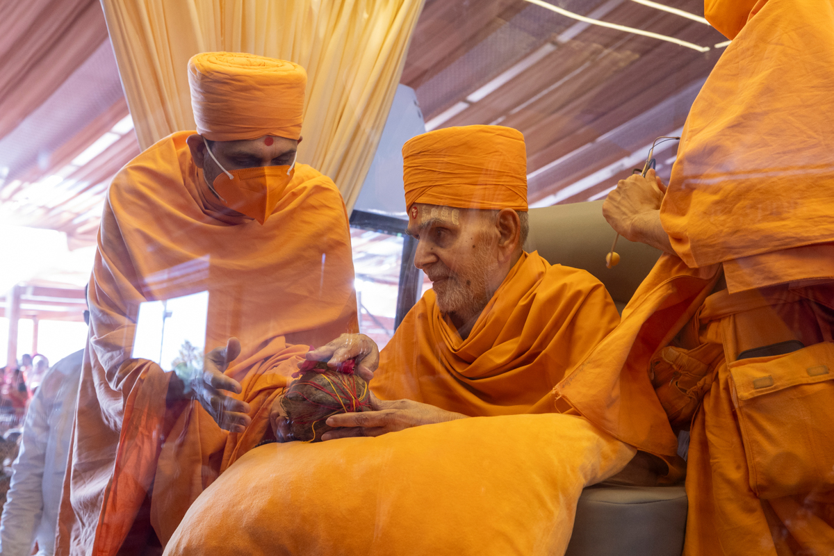 Swamishri performs the yagna rituals