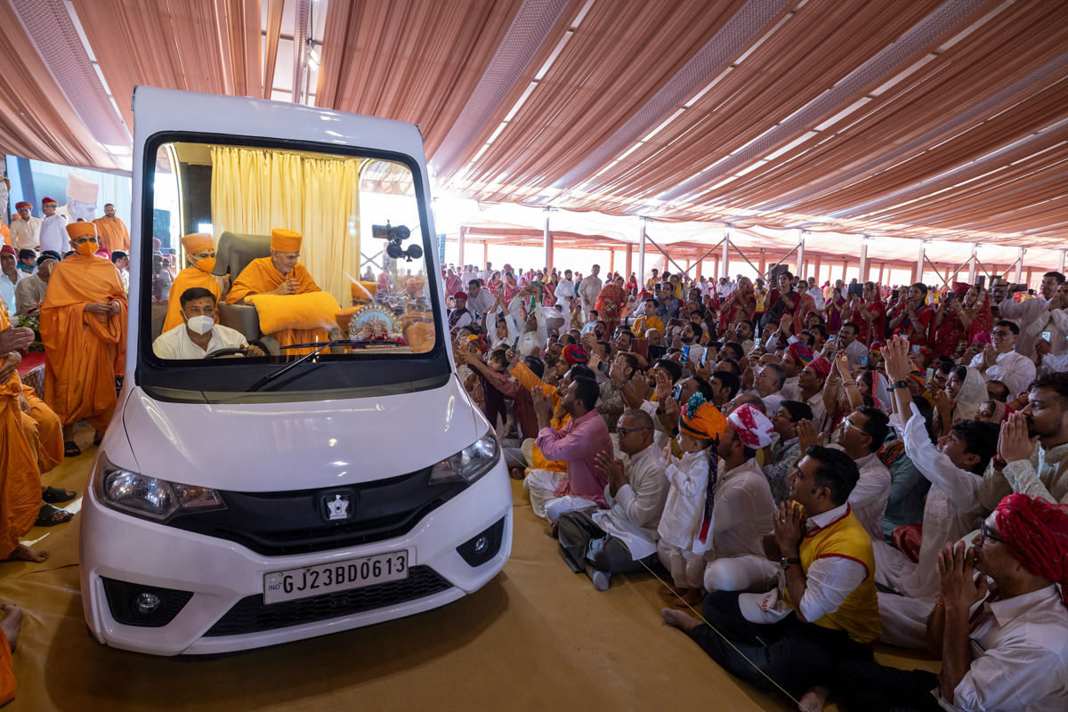 Devotees and well-wishers doing darshan of Swamishri