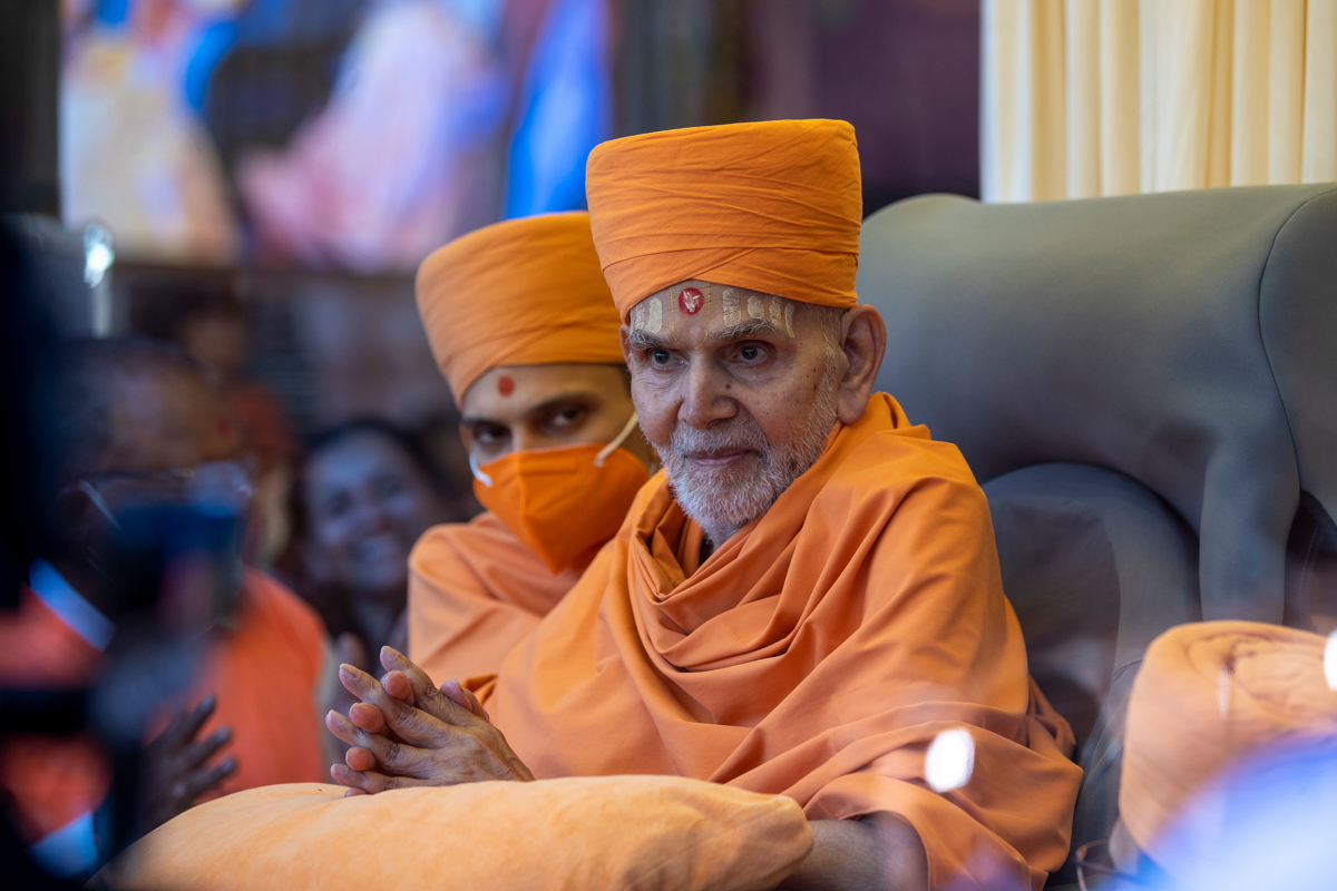 Swamishri greets all with folded hands