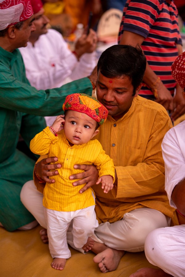Devotees and well-wishers doing darshan of Swamishri