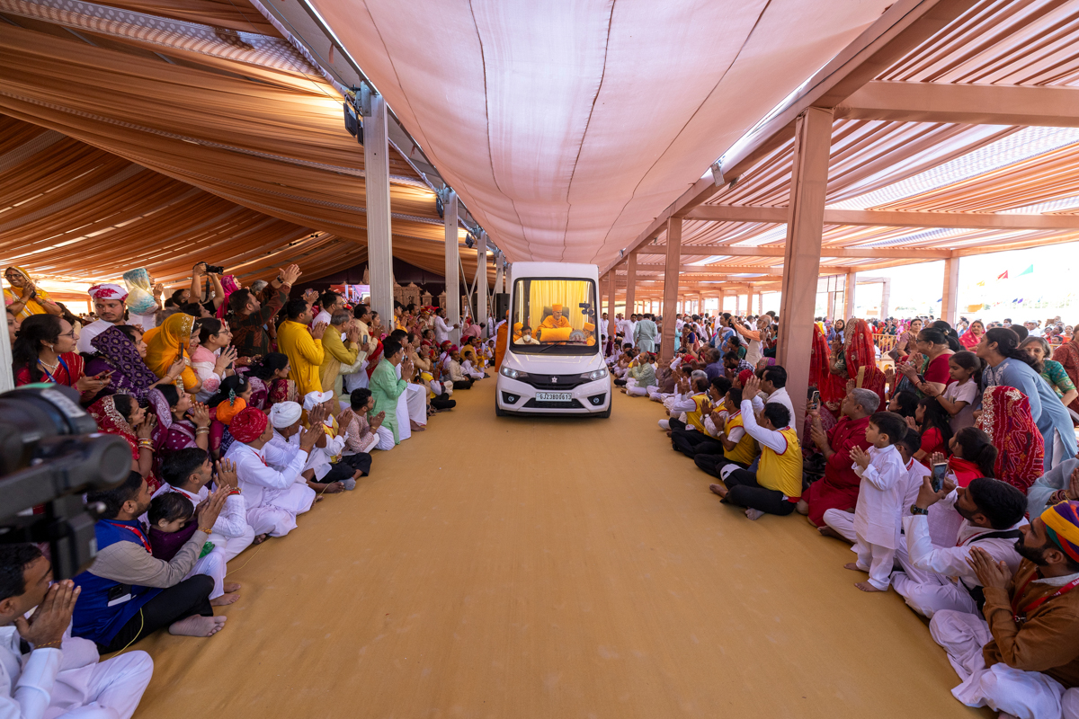Devotees and well-wishers doing darshan of Swamishri