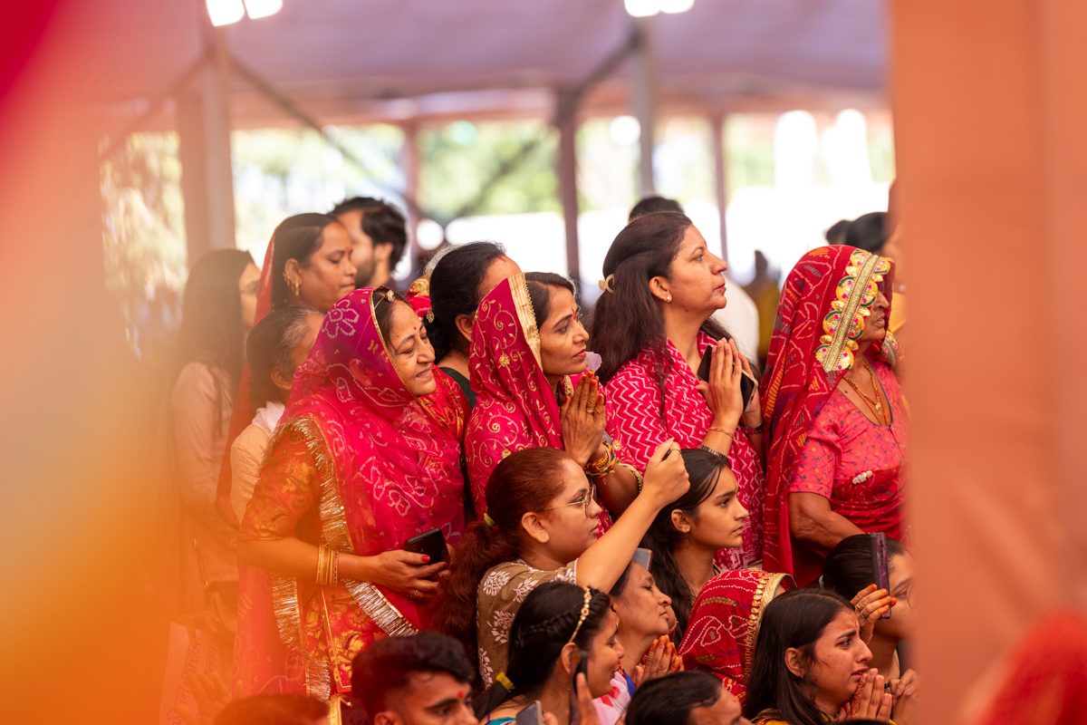 Devotees and well-wishers doing darshan of Swamishri